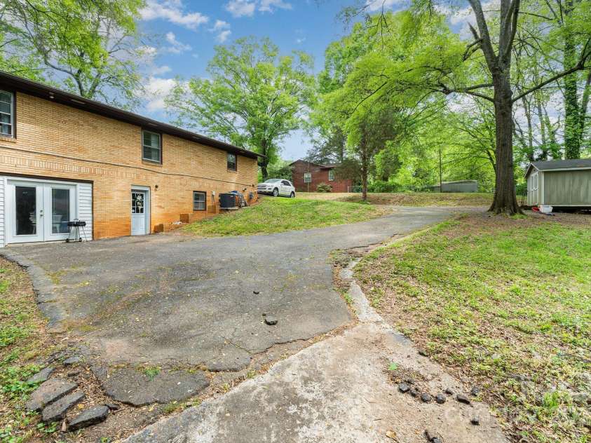 1212 Broad Street, Statesville, NC 28677.  MLS# CAR4238910, YatesRealty ID 7052. 