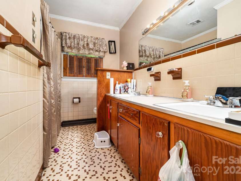 1212 Broad Street, Statesville, NC 28677.  MLS# CAR4238910, YatesRealty ID 7052. 