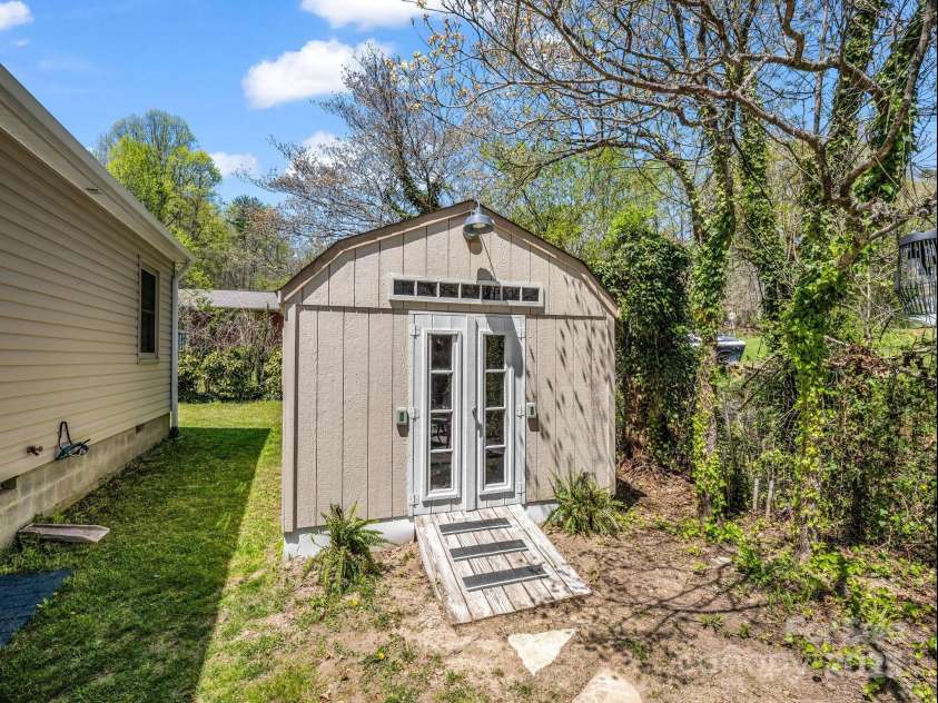 565 Nicholson Creek Road, Brevard, NC 28712.  MLS# CAR4247308, YatesRealty ID 7058. 