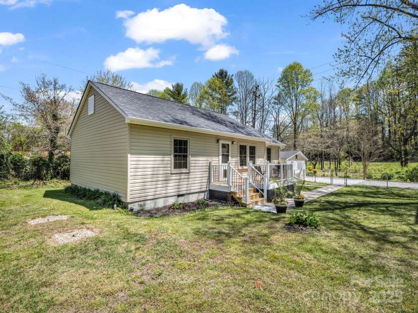 565 Nicholson Creek Road, Brevard, NC 28712.  MLS# CAR4247308, YatesRealty ID 7058. 