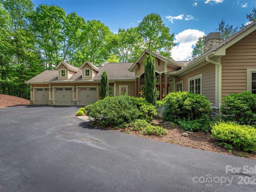168 Chattooga Run, Hendersonville, NC 28739.  MLS# CAR4250934, YatesRealty ID 706. Generous 3-car garage for all your needs.