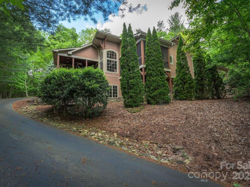 168 Chattooga Run, Hendersonville, NC 28739.  MLS# CAR4250934, YatesRealty ID 706. Well-laid-out, easy driveway offering smooth access to the home