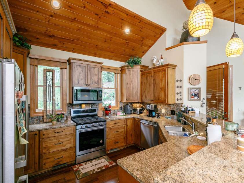 25 Ivy Point Lane, Burnsville, NC 28714.  MLS# CAR4247786, YatesRealty ID 7062. 