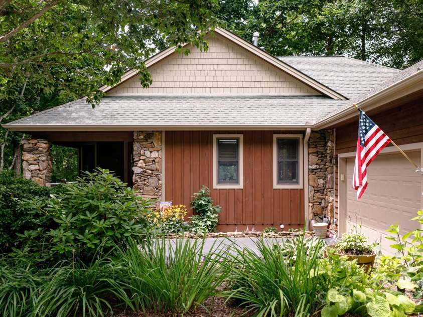 25 Ivy Point Lane, Burnsville, NC 28714.  MLS# CAR4247786, YatesRealty ID 7062. 