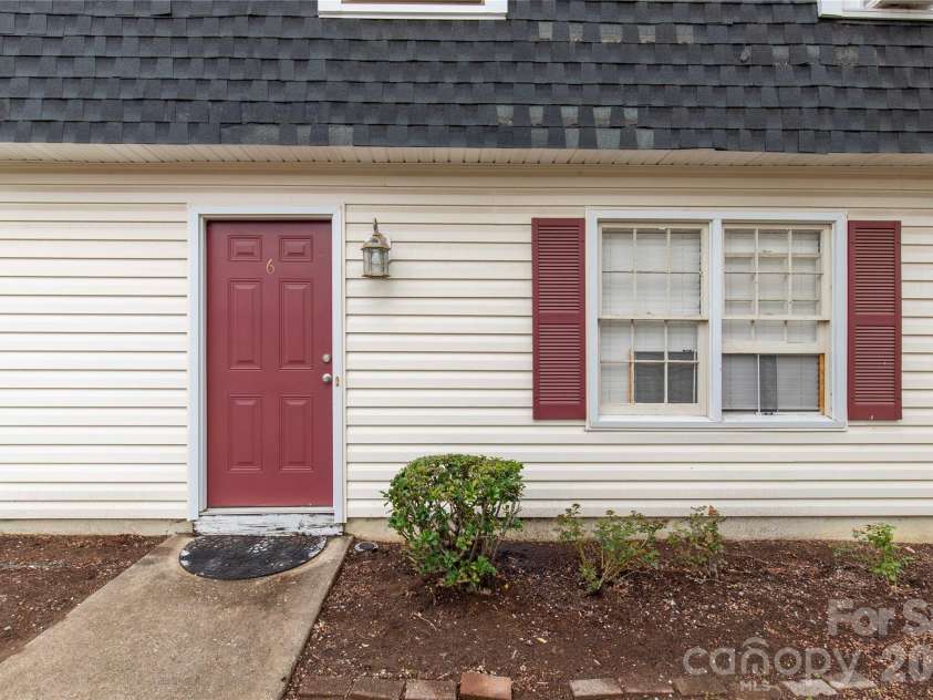 2222 Yorkhills Drive, Charlotte, NC 28217.  MLS# CAR4356923, YatesRealty ID 7065. 