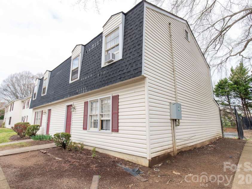 2222 Yorkhills Drive, Charlotte, NC 28217.  MLS# CAR4356923, YatesRealty ID 7065. 