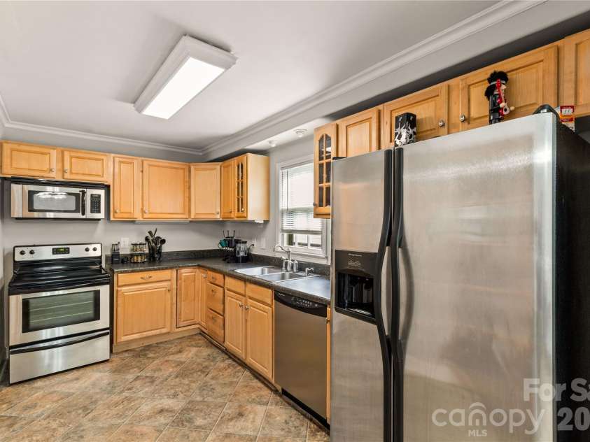 2222 Yorkhills Drive, Charlotte, NC 28217.  MLS# CAR4356923, YatesRealty ID 7065. 