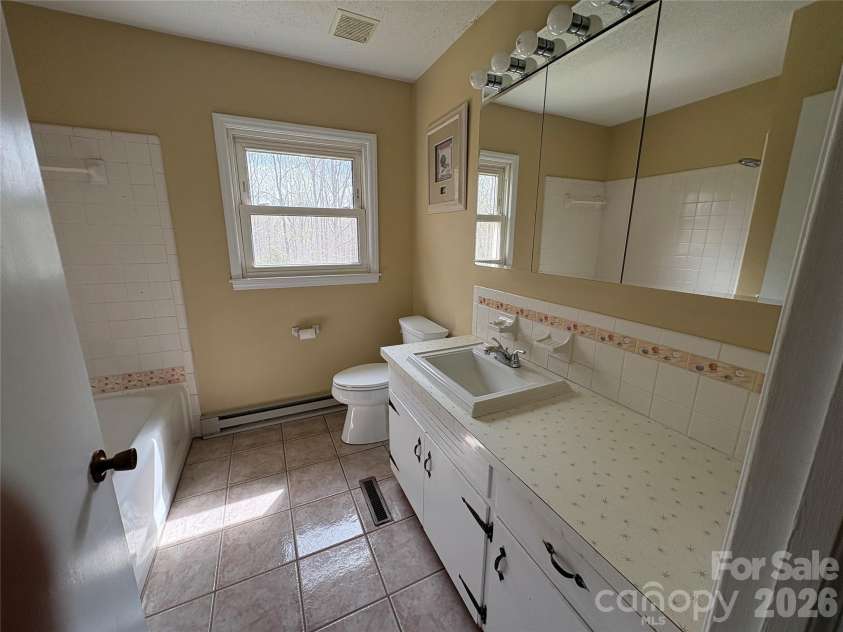 2137 23rd Street Drive, Hickory, NC 28602.  MLS# CAR4356350, YatesRealty ID 7070. Bath