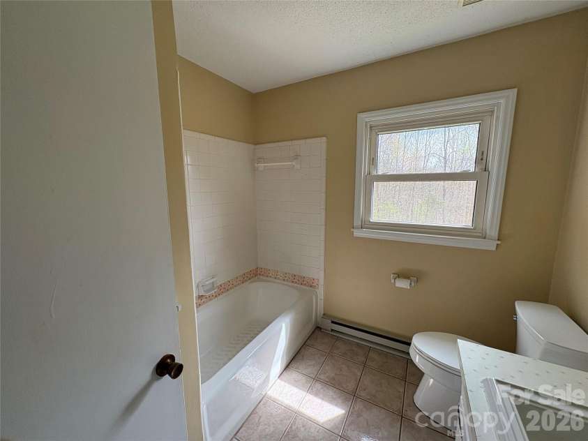 2137 23rd Street Drive, Hickory, NC 28602.  MLS# CAR4356350, YatesRealty ID 7070. Bath