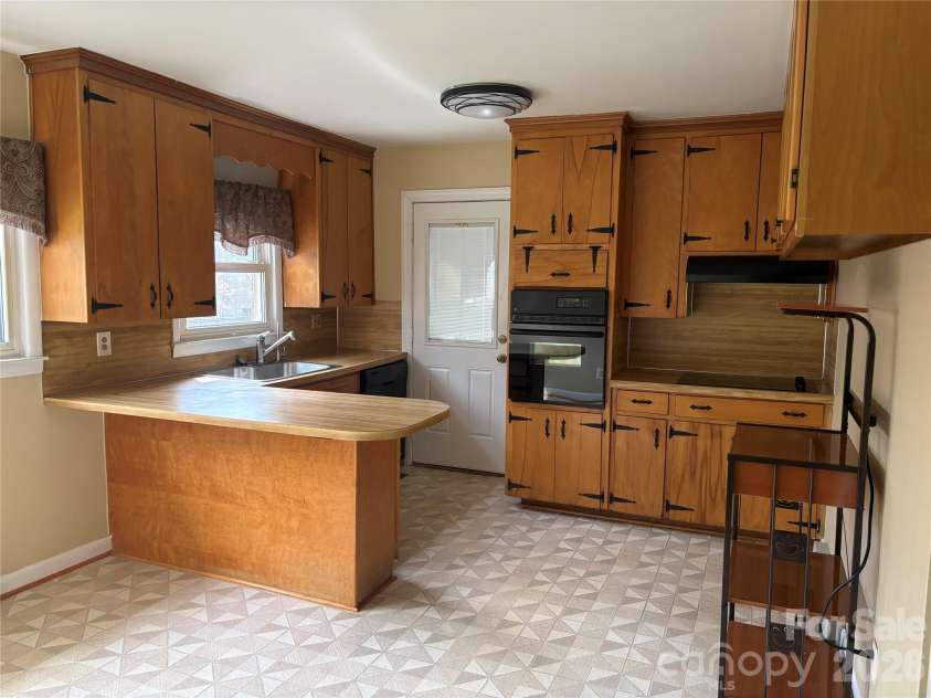 2137 23rd Street Drive, Hickory, NC 28602.  MLS# CAR4356350, YatesRealty ID 7070. Kitchen