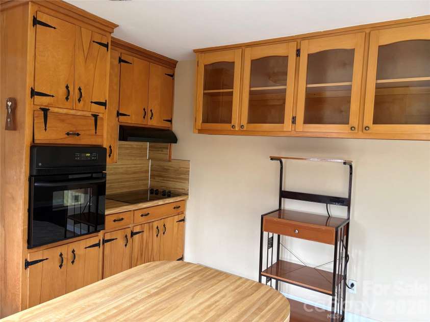 2137 23rd Street Drive, Hickory, NC 28602.  MLS# CAR4356350, YatesRealty ID 7070. Kitchen
