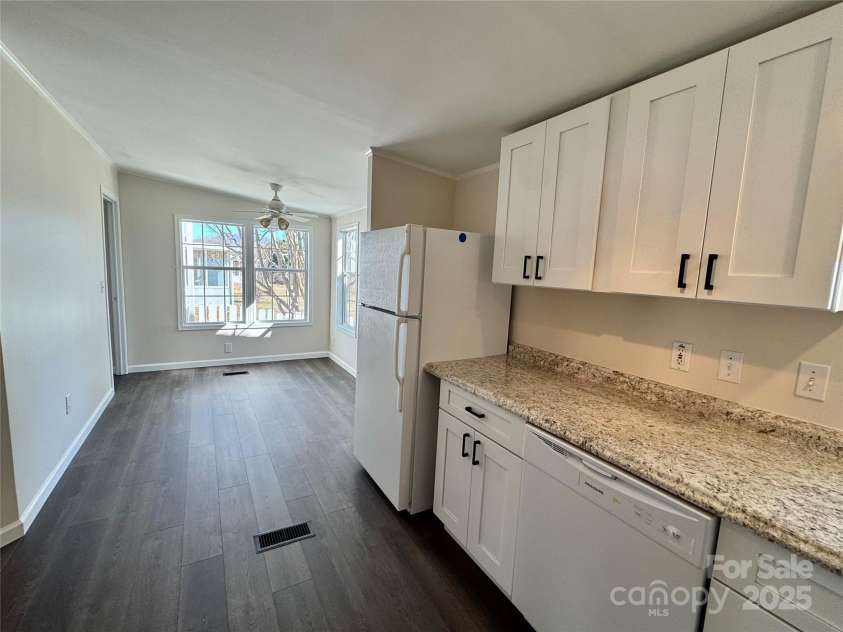 436 Riverwind Drive, Hendersonville, NC 28739.  MLS# CAR4219955, YatesRealty ID 7070. Kitchen to breakfast area