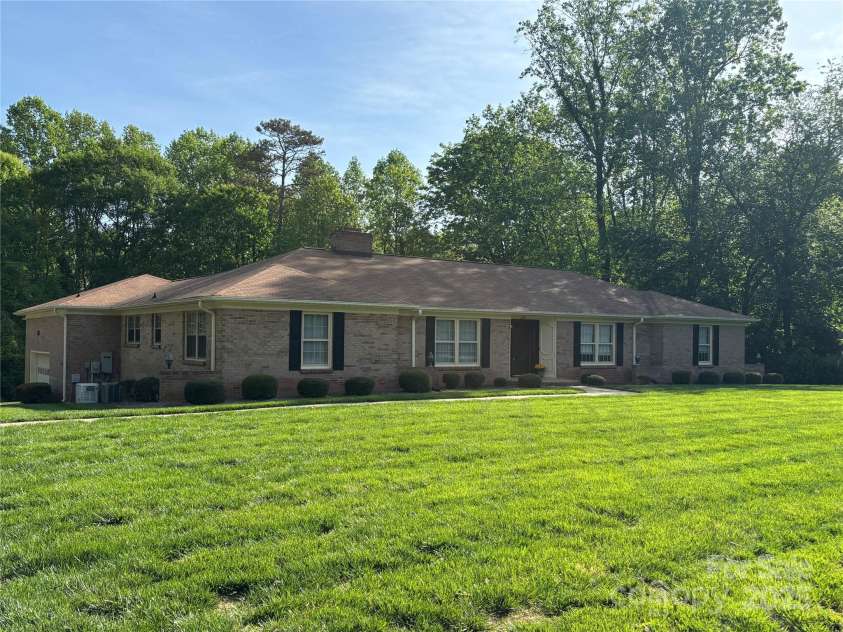 370 21st Avenue, Hickory, NC 28601.  MLS# CAR4168618, YatesRealty ID 7073. 