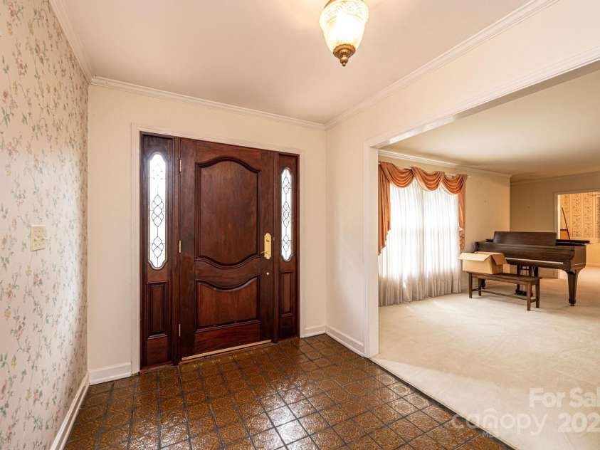 370 21st Avenue, Hickory, NC 28601.  MLS# CAR4168618, YatesRealty ID 7073. 