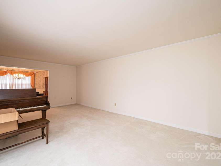 370 21st Avenue, Hickory, NC 28601.  MLS# CAR4168618, YatesRealty ID 7073. 