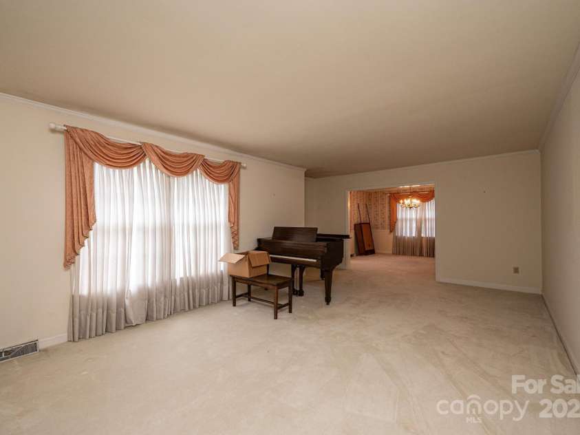 370 21st Avenue, Hickory, NC 28601.  MLS# CAR4168618, YatesRealty ID 7073. 