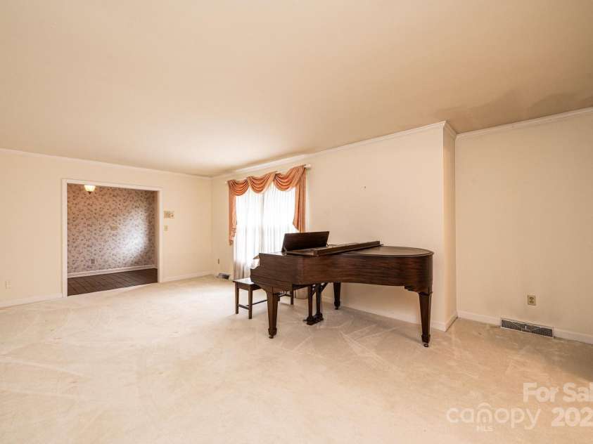 370 21st Avenue, Hickory, NC 28601.  MLS# CAR4168618, YatesRealty ID 7073. 