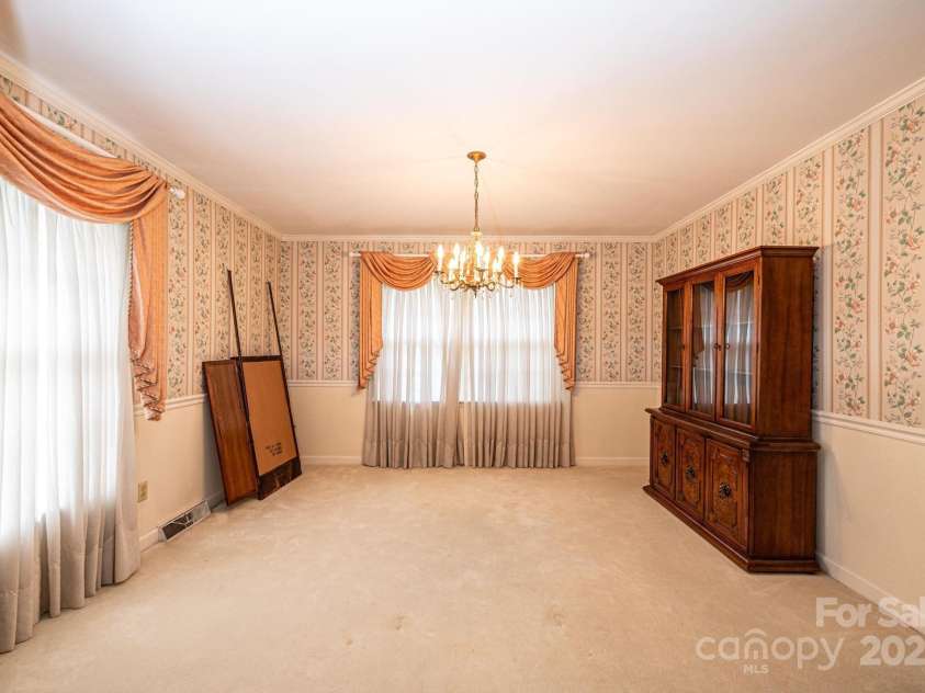 370 21st Avenue, Hickory, NC 28601.  MLS# CAR4168618, YatesRealty ID 7073. 