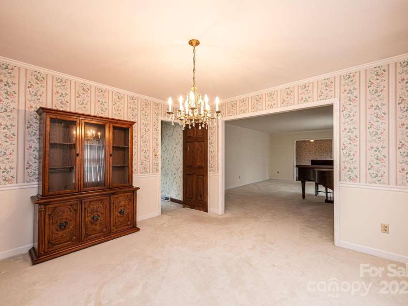 370 21st Avenue, Hickory, NC 28601.  MLS# CAR4168618, YatesRealty ID 7073. 