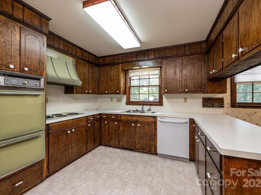 370 21st Avenue, Hickory, NC 28601.  MLS# CAR4168618, YatesRealty ID 7073. 