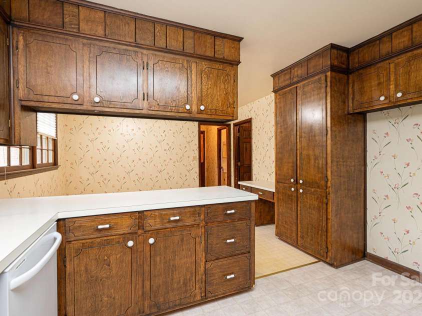 370 21st Avenue, Hickory, NC 28601.  MLS# CAR4168618, YatesRealty ID 7073. 