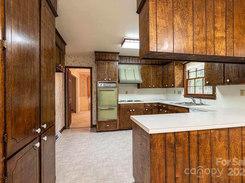 370 21st Avenue, Hickory, NC 28601.  MLS# CAR4168618, YatesRealty ID 7073. 