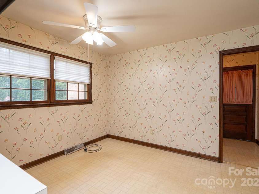 370 21st Avenue, Hickory, NC 28601.  MLS# CAR4168618, YatesRealty ID 7073. 