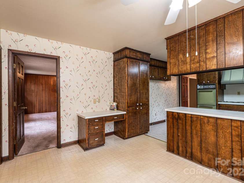 370 21st Avenue, Hickory, NC 28601.  MLS# CAR4168618, YatesRealty ID 7073. 