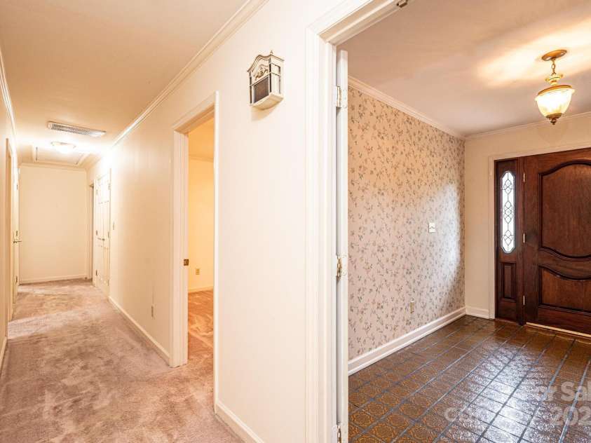 370 21st Avenue, Hickory, NC 28601.  MLS# CAR4168618, YatesRealty ID 7073. 