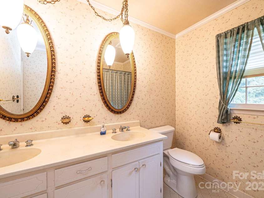 370 21st Avenue, Hickory, NC 28601.  MLS# CAR4168618, YatesRealty ID 7073. 