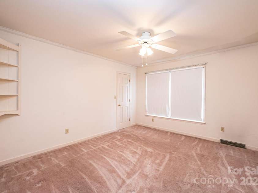 370 21st Avenue, Hickory, NC 28601.  MLS# CAR4168618, YatesRealty ID 7073. 