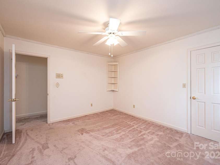 370 21st Avenue, Hickory, NC 28601.  MLS# CAR4168618, YatesRealty ID 7073. 