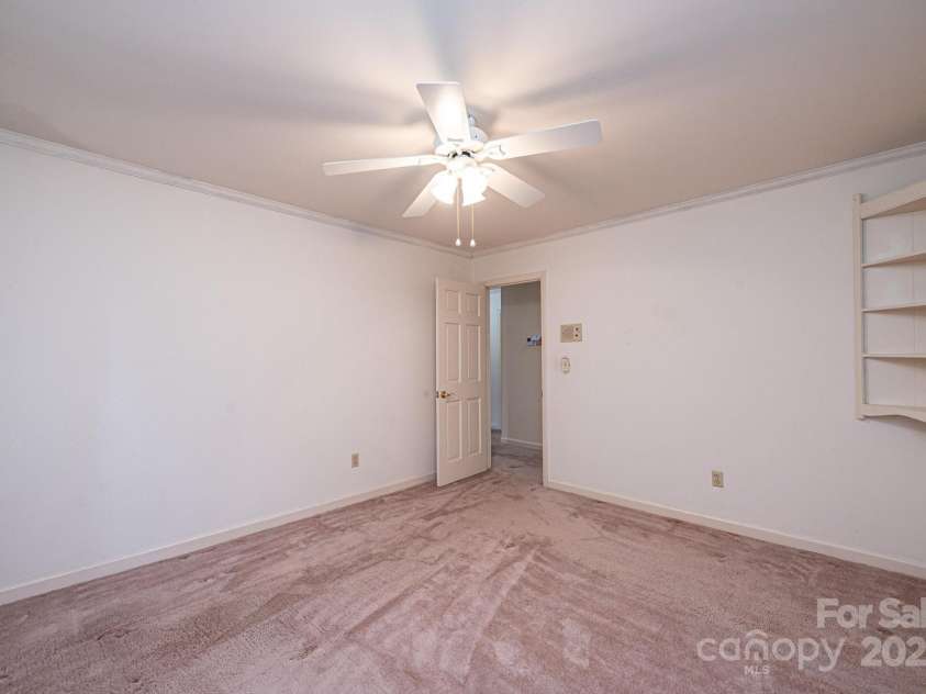 370 21st Avenue, Hickory, NC 28601.  MLS# CAR4168618, YatesRealty ID 7073. 