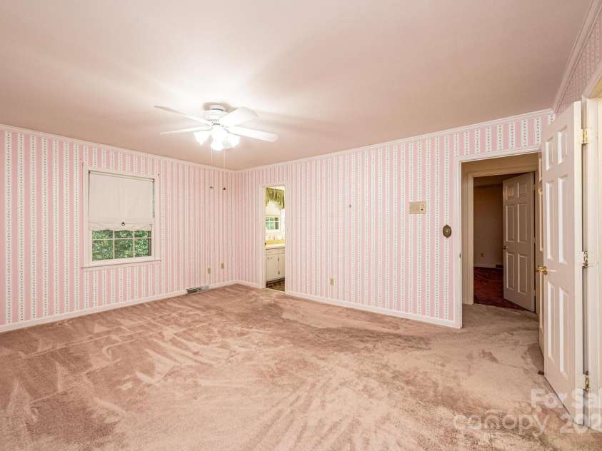 370 21st Avenue, Hickory, NC 28601.  MLS# CAR4168618, YatesRealty ID 7073. 