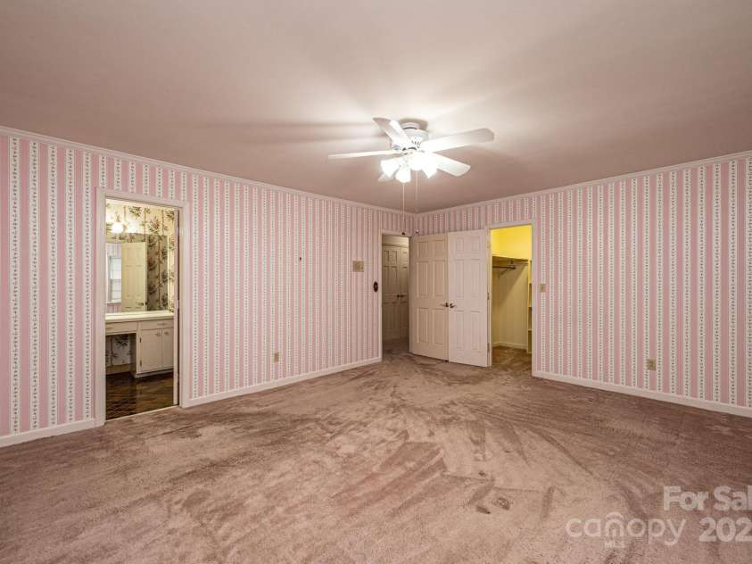 370 21st Avenue, Hickory, NC 28601.  MLS# CAR4168618, YatesRealty ID 7073. 