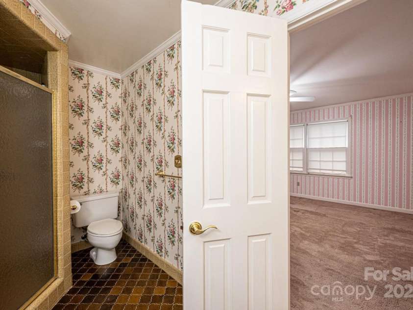 370 21st Avenue, Hickory, NC 28601.  MLS# CAR4168618, YatesRealty ID 7073. 