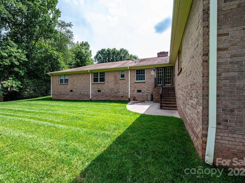 370 21st Avenue, Hickory, NC 28601.  MLS# CAR4168618, YatesRealty ID 7073. 