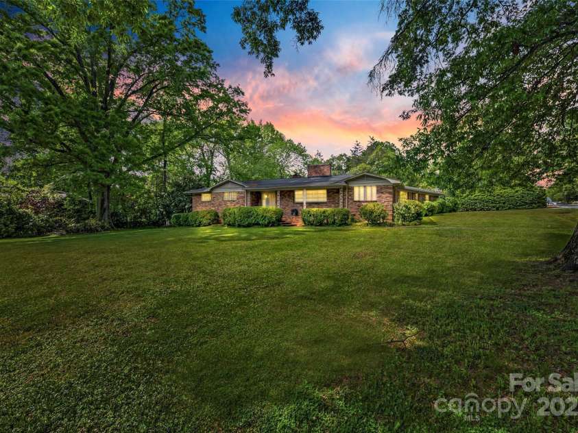 3330 Foxcroft Road, Charlotte, NC 28211.  MLS# CAR4240478, YatesRealty ID 7074. 
