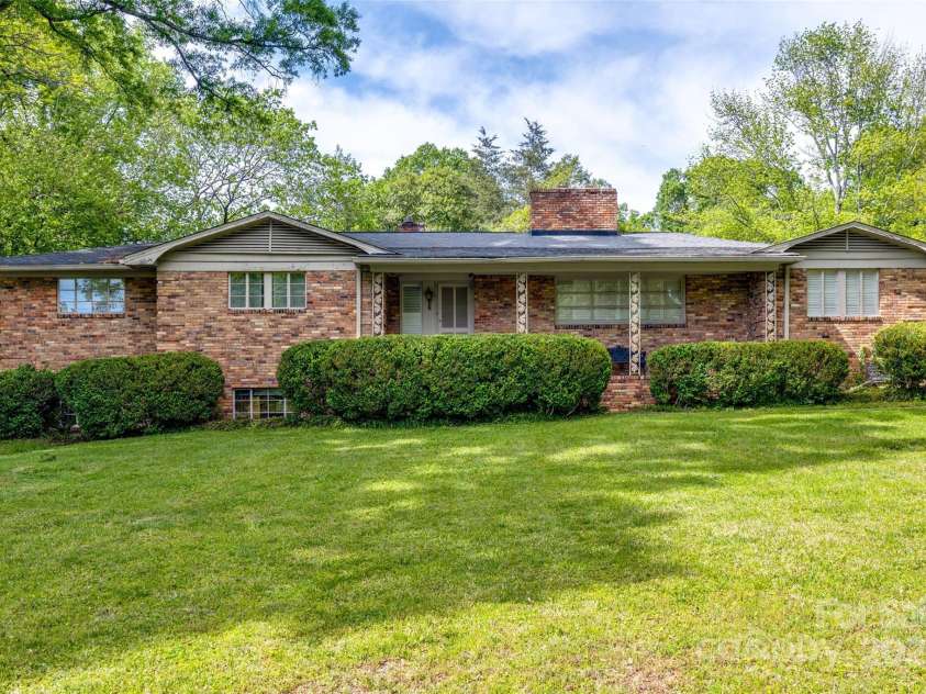 3330 Foxcroft Road, Charlotte, NC 28211.  MLS# CAR4240478, YatesRealty ID 7074. 