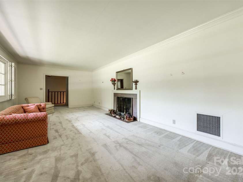 3330 Foxcroft Road, Charlotte, NC 28211.  MLS# CAR4240478, YatesRealty ID 7074. 
