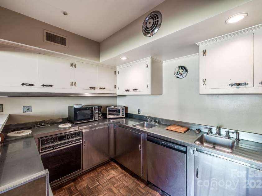 3330 Foxcroft Road, Charlotte, NC 28211.  MLS# CAR4240478, YatesRealty ID 7074. 