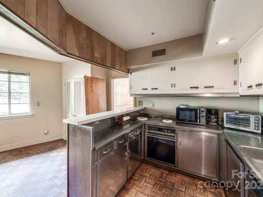 3330 Foxcroft Road, Charlotte, NC 28211.  MLS# CAR4240478, YatesRealty ID 7074. 