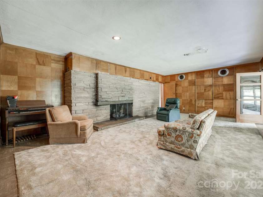 3330 Foxcroft Road, Charlotte, NC 28211.  MLS# CAR4240478, YatesRealty ID 7074. 