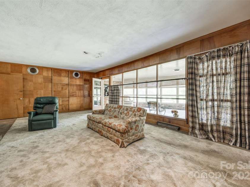 3330 Foxcroft Road, Charlotte, NC 28211.  MLS# CAR4240478, YatesRealty ID 7074. 
