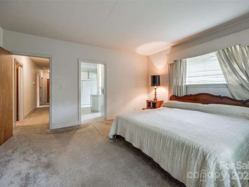 3330 Foxcroft Road, Charlotte, NC 28211.  MLS# CAR4240478, YatesRealty ID 7074. 