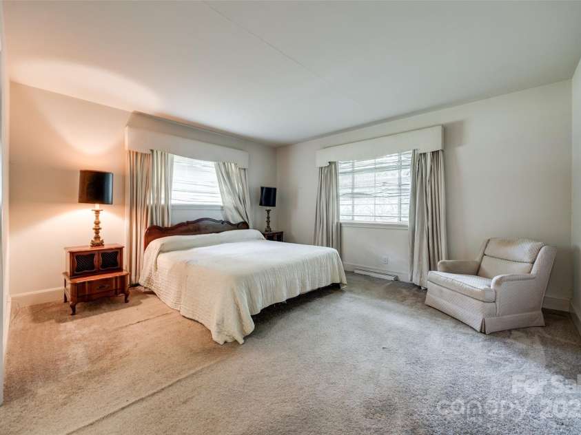 3330 Foxcroft Road, Charlotte, NC 28211.  MLS# CAR4240478, YatesRealty ID 7074. 