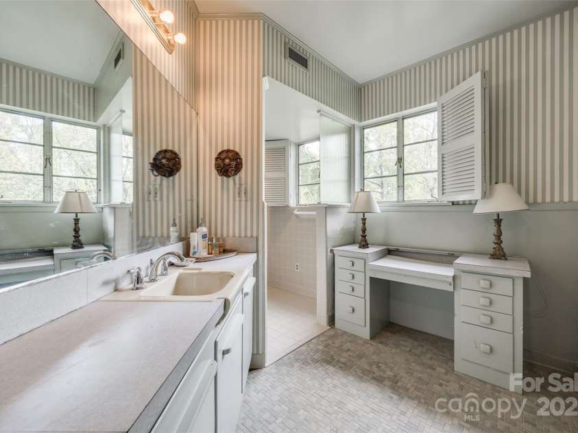 3330 Foxcroft Road, Charlotte, NC 28211.  MLS# CAR4240478, YatesRealty ID 7074. 