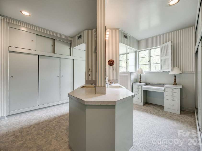 3330 Foxcroft Road, Charlotte, NC 28211.  MLS# CAR4240478, YatesRealty ID 7074. 