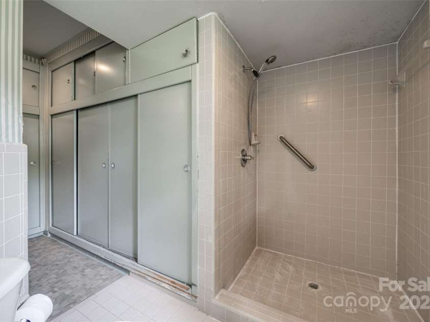 3330 Foxcroft Road, Charlotte, NC 28211.  MLS# CAR4240478, YatesRealty ID 7074. 