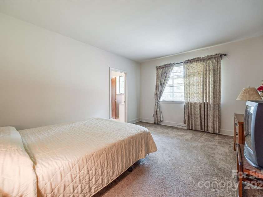 3330 Foxcroft Road, Charlotte, NC 28211.  MLS# CAR4240478, YatesRealty ID 7074. 